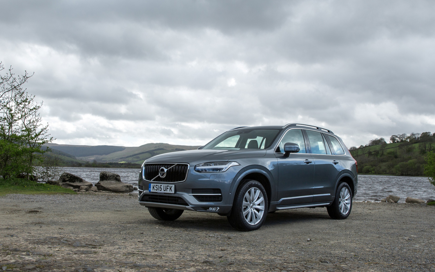 Comparison Volvo XC90 T6 RDesign 2017 vs Volvo XC90 T6 Momentum